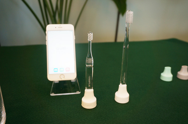 GUMブランドの歯ブラシに専用のアタッチメントを装着。スマホアプリで正しい歯磨きの仕方を身に着ける