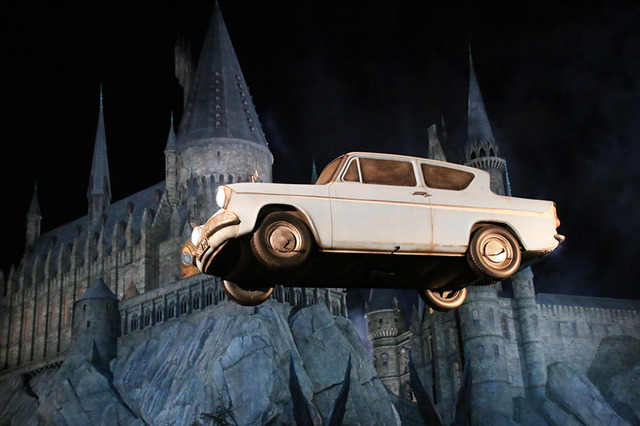 空を舞う車／「ハリー・ポッター」新アトラクション・オープニング・セレモニー in USJ