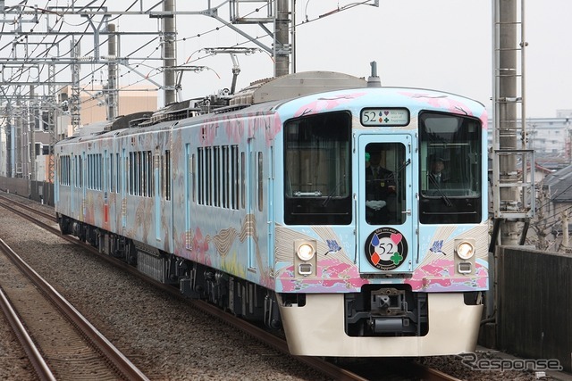 豊島園駅での報道公開後、試乗会の列車として池袋線を走る「52席の至福」（写真先頭は1号車）。4月17日から営業運行を開始する。