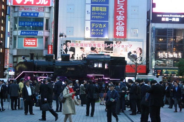 サラリーマンの聖地、東京・新橋のSL広場をメインにアンケートを実施