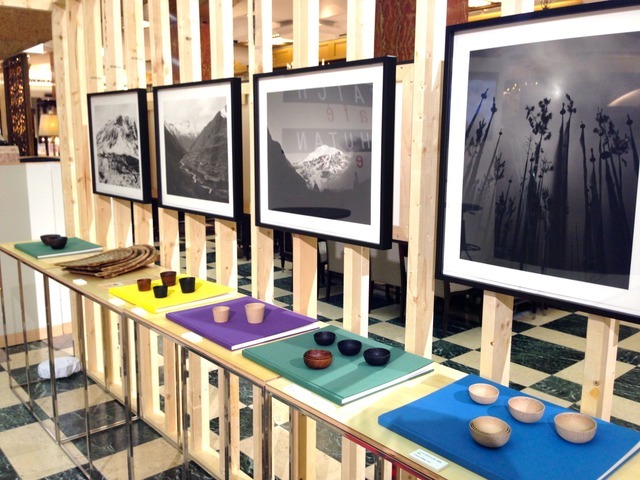 津田直によるブータンの写真や、高岡一弥と鈴木啓太がデザイン監修したブータン工芸品の展示・販売