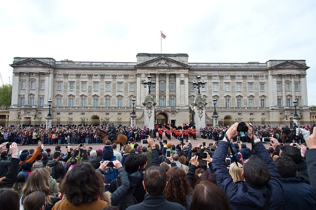 王女誕生をバッキンガム宮殿の前で祝う人々　(c) Getty Images