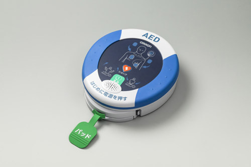 自動セルフチェック機能を搭載しており、AEDが常に使える状態かどうかがひと目で分かる仕組みになっている（画像はプレスリリースより）