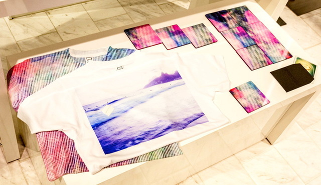 マルセロ・ゴメスの作品がプリントされたTシャツ、コースター
