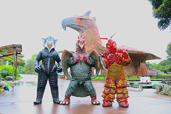 左から、メフィラス星人、高原竜ヒドラ、巨大ヤプール　(C)円谷プロ