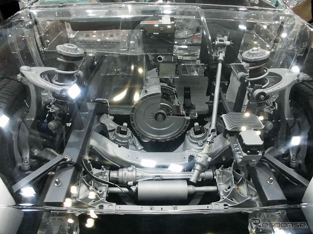 デトロイトモーターショー16で話題となったアクリルカー「ZF's acrylic car」を展示したゼット・エフ・ジャパン（人とくるまのテクノロジー展2016横浜）