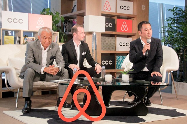 質疑応答で、記者団の質問に回答する(左から)CCCの増田宗昭氏、Airbnbのジョー・ゲビア氏、Airbnb Japanの田邉泰之氏