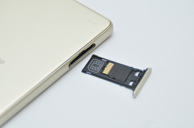 SIMカードとSDカードのスロットは兼用