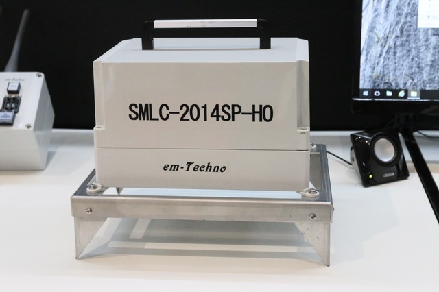 ドローンからの投下に耐え、地熱や火山ガスなどにも耐えうるセンサー部「SMLC-2014SP-HO」（撮影：防犯システム取材班）