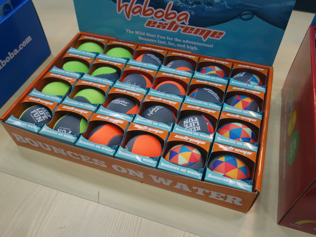 【文具・紙製品展】地面のように水面を跳ねるボール「Waboba」が発売に