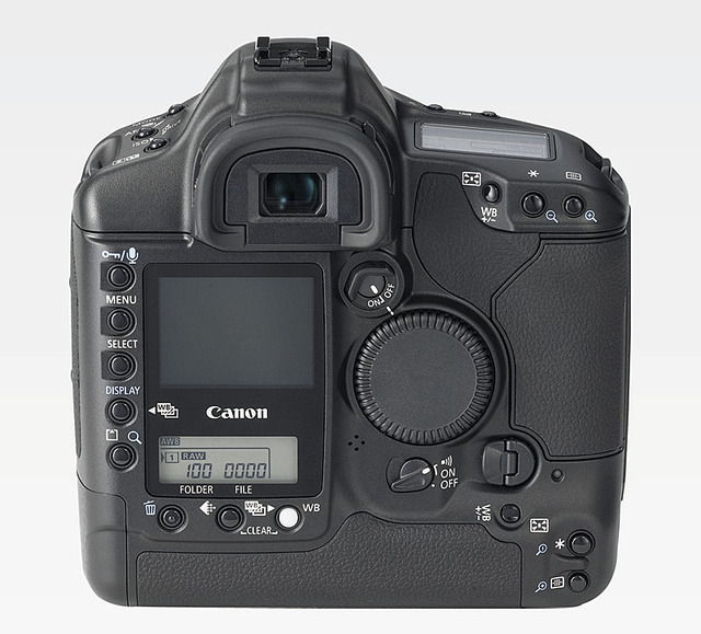 　キヤノンは、有効1,670万画素35mmフルサイズ（36×24mm）CMOS搭載のレンズ交換式デジタル一眼レフカメラ「EOS-1Ds Mark II」を11月下旬に発売する。