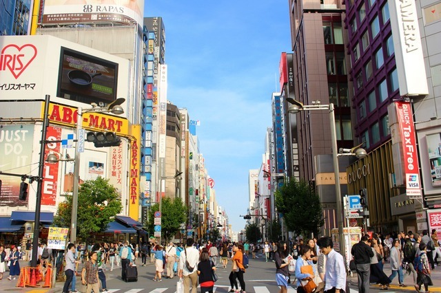 今や主要都市の街角にあふれる外国人観光客。その消費活動をどうつかむかは、今後も小売業のテーマであり続ける