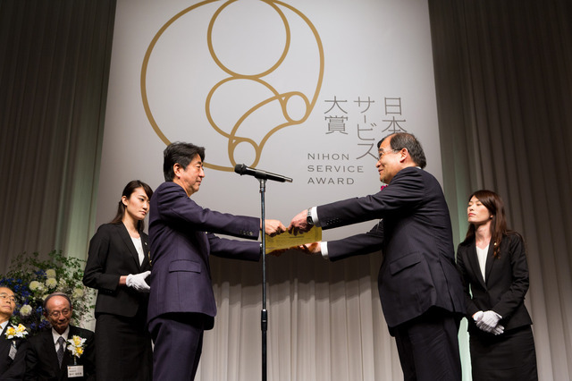 内閣総理大臣賞は九州旅客鉄道のクルーズトレイン「ななつ星in九州」が受賞。安倍晋三首相自ら内閣総理大臣賞を授与した