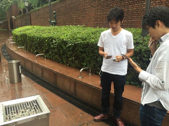 【レポート】『ポケモンGO』西新宿でピカチュウやレアコイルをゲット！雨の中、公園には早くもトレーナーの姿が