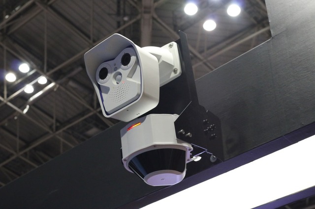 可視＆サーマルカメラ「Allround Dual M15D-Thermal」（上）と3Dレーザーレーダー（下）。将来的にはこの2つの機器を一体化することも検討しているという（撮影：防犯システム取材班）