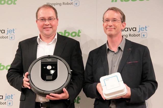 説明会に登壇した、(左から)アイロボット社 COOのクリスチャン・セルダ氏、同社CEO 兼 共同創設者のコリン・アングル氏