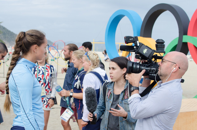 リオデジャネイロ市内のコパカバーナ海岸でインタビューを受ける選手（2016年8月3日）