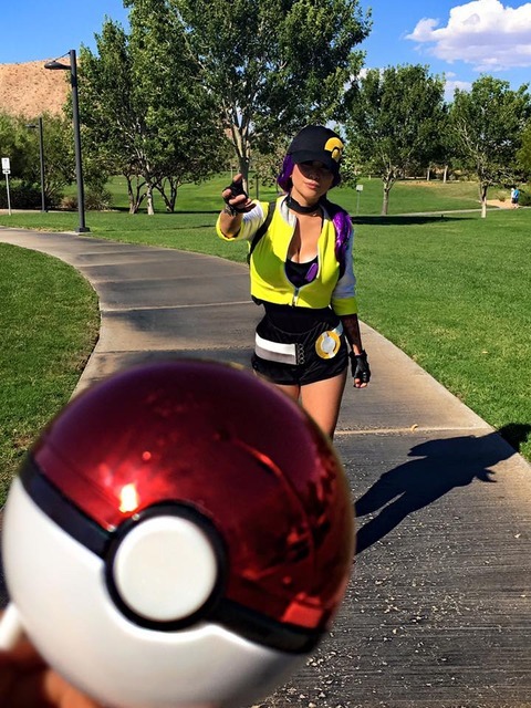 画面から飛び出た？『ポケモンGO』女性トレーナーのユニークコスプレ