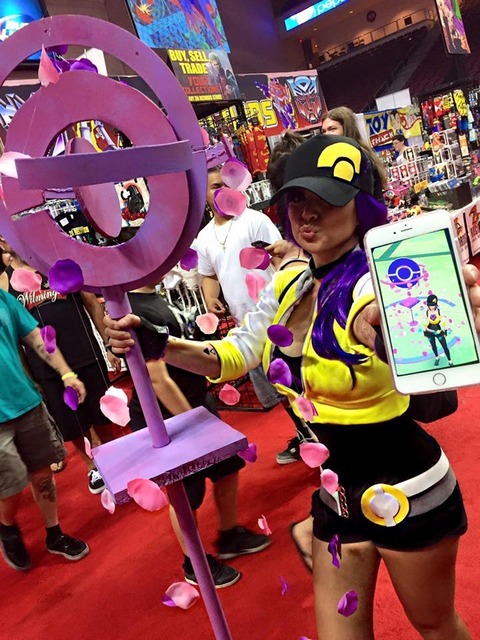 画面から飛び出た？『ポケモンGO』女性トレーナーのユニークコスプレ