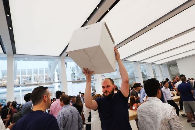 ニューヨークのワールドトレードセンターにオープンしたApple Store（C）Getty Images