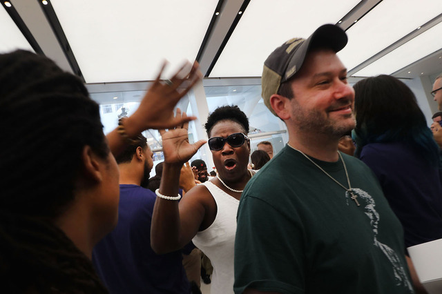 ニューヨークのワールドトレードセンターにオープンしたApple Store（C）Getty Images