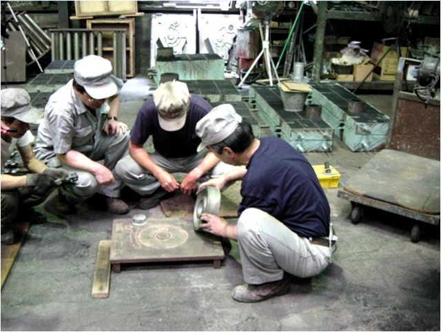 鋳物工場の現場では、若者へ技能を伝承する難しさが課題となっていた