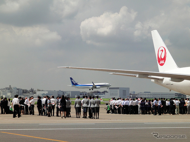 8月24日午前、羽田空港に到着したリオ発チャーター機