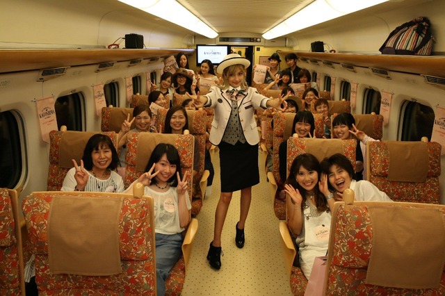 ローラ、九州新幹線の乗務員に！車内アナウンスで「まちがえちゃった～へへへ」