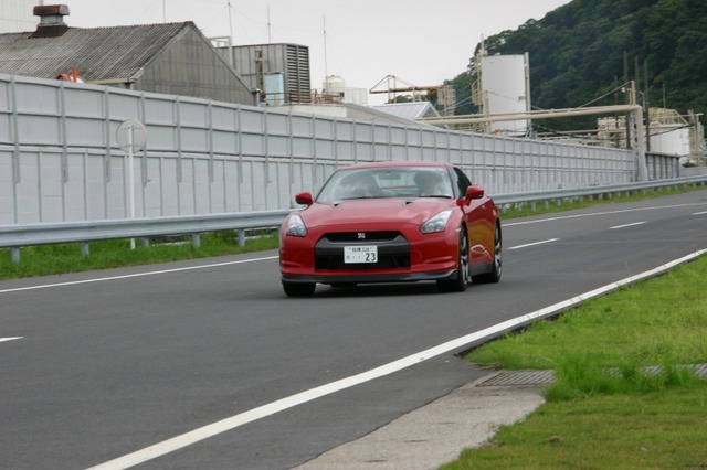 体験走行中のGT-R