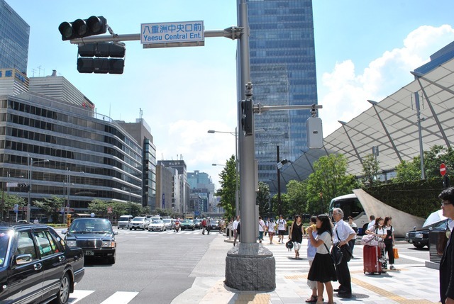 東京駅の八重洲中央口前の三叉路。写真左奥の八重洲二丁目も再開発予定地域の一つ