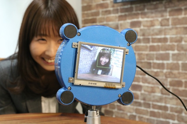 「アースアイズ」は、監視カメラとしての機能を軸に顔認証機能、温湿度センサー、AIなど人間の五感に相当するようなセンサー＆機能を搭載した防犯ロボット（撮影：防犯システム取材班）