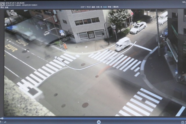 「BriefCam Syndex FS」では、フリーハンドで書いた軌跡を辿った映像を抽出させることもできる。直感的に使える操作性も特徴といえる（撮影：防犯システム取材班）