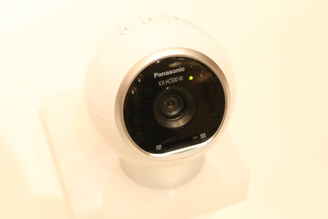 「おはなしカメラ（KX-HC500-W）」は宅内の見守り等に加え、スマホと双方向で会話ができるカメラ（撮影：防犯システム取材班）