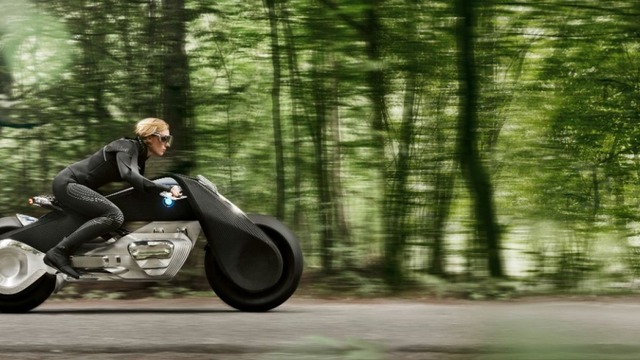BMWの近未来型バイクがカッコいい！完全自立式＆ヘルメットや重装備が不要に