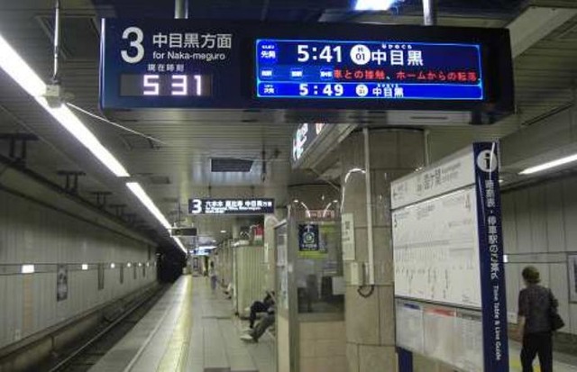 日比谷線霞ケ関駅に設置されている「HALF LCD eco」（画像はプレスリリースより）