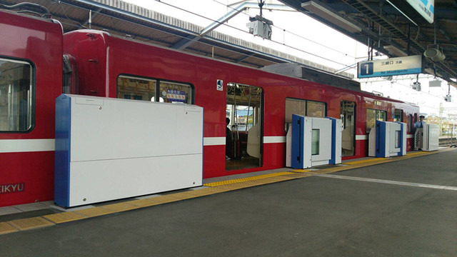 三浦海岸駅に設置された「どこでもドア」。ドア数やドア位置などが異なる車両に対応可能な「マルチドア対応ホームドア」だ（画像はプレスリリースより）
