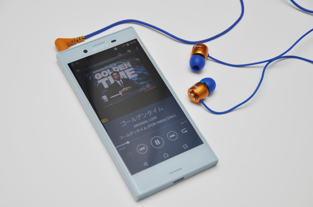 Xperiaはイヤホン端子も搭載。使い慣れたイヤホンで快適に音楽が聴ける