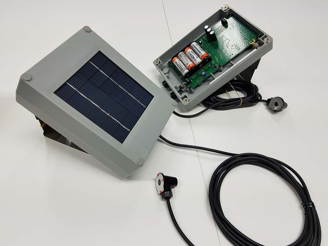 SPOTが独自開発した満空センサー。ソーラーパネルを備え、3G通信機能で満空情報をサーバに飛ばす
