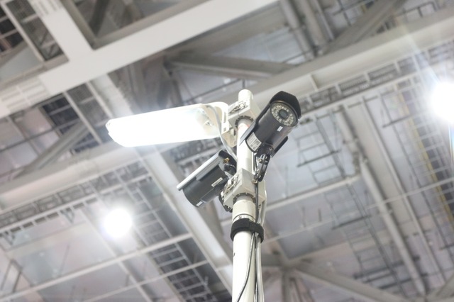 展示されていたセットでは、バレット型の監視カメラ2台、防犯灯が設置されていた（撮影：防犯システム取材班）