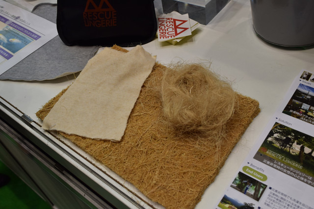 下着と布ナプキンの素材には抗菌防臭効果のある竹布を使用。布ナプキンはフラットな四角い形で、ケガをした際の当て布などにも使用できる（撮影：防犯システム取材班）