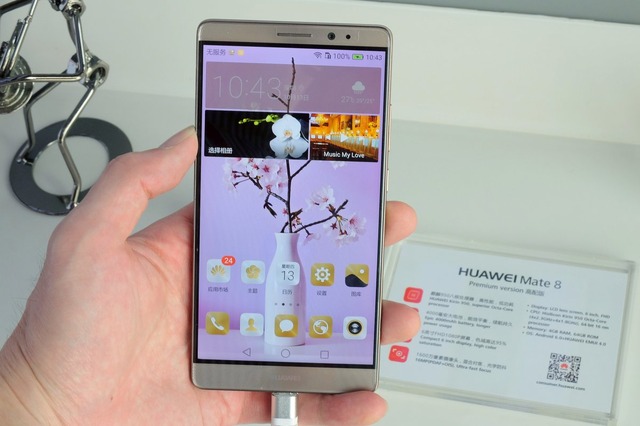 「HUAWEI Mate 8」。P9と共にフラッグシップ機に位置付けられる同モデルだが、後継機にはP9と同様に、ライカ社と共同開発したカメラが搭載されるという