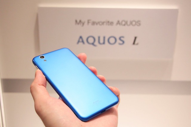 「AQUOS L」は、話しかけるAI「エモパー」搭載。バスタイムもゆっくり楽しめる安心の防水・防塵・省エネモデルとなっている