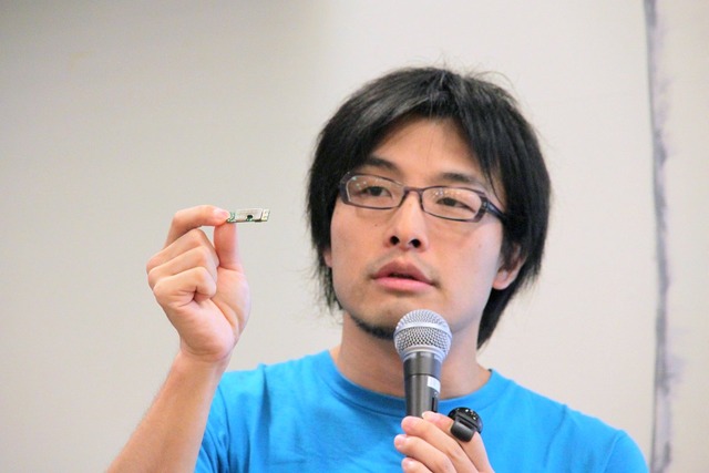 IoT開発モジュール「BlueNinja」を手にするCerevoの岩佐琢磨社長