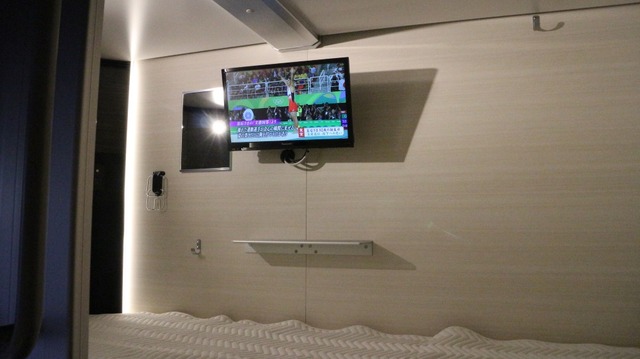 寝室タイプの1個室。カプセルホテルのようにテレビがあり、コンセントもある。小物入れなども用意されている（撮影：防犯システム取材班）