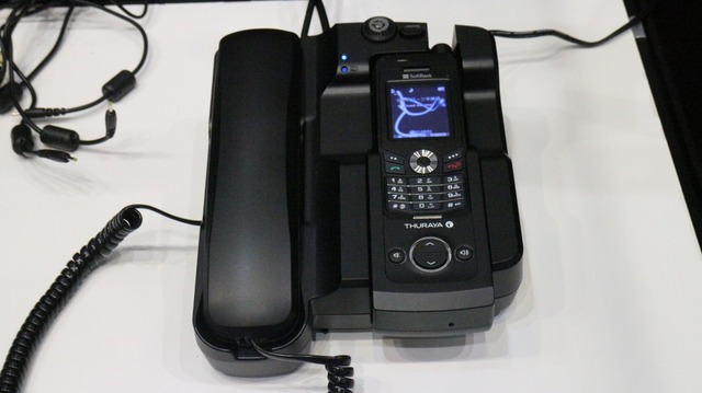 別売りのドッキングユニット「FDU-XT」があれば、衛星電話を屋内の対策本部などで利用する際に最適。アンテナは屋外に立てる（撮影：防犯システム取材班）