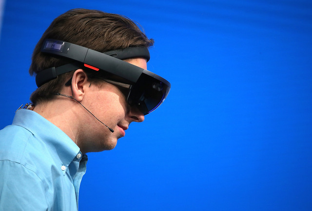 Microsoftのヘッドマウントディスプレイ「HoloLens」（c）Getty Images