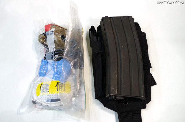 右が弾倉及びケース。左がTIFAK（Thin Individual First Aid Kitの略称）。TIFAKの大きさは弾倉サイズで、制服やスーツ着用時でも携行可能なサイズだといえる（撮影：防犯システム取材班）