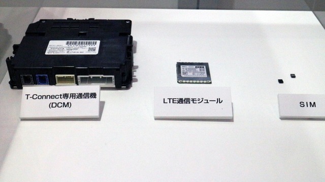 「T-Connect専用通信機」とそこに組み込まれるLTE通信モジュールとSIM。これを搭載することで、対応するカーナビがネットワークと相互につながる（撮影：防犯システム取材班）