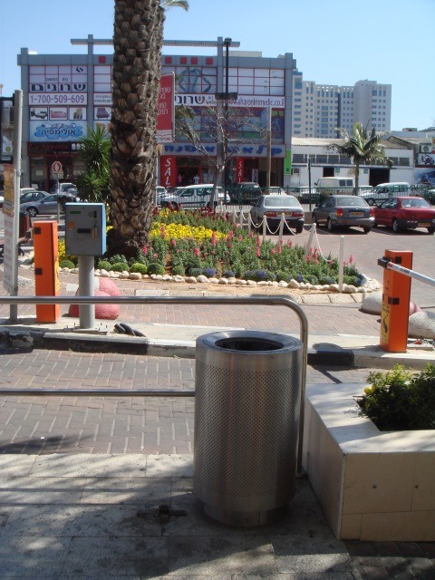 イスラエルのショッピングセンターの駐車場の入口に設置された防爆ゴミ箱（画像提供：シー・ティ・マシン）