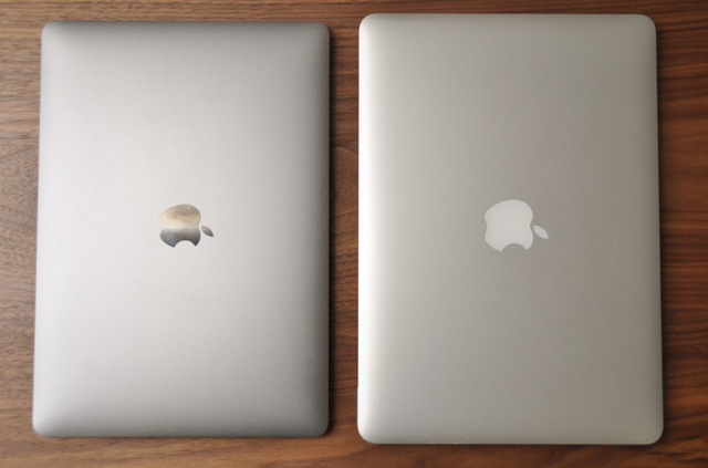 本体のサイズは左側の新しいMacBook Proがコンパクト化を実現